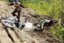 Photo of Heroik! Prajurit TNI Jungkir Balik Bangun Jembatan Gantung di Pedalaman Gayo Lues