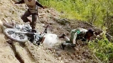 Photo of Heroik! Prajurit TNI Jungkir Balik Bangun Jembatan Gantung di Pedalaman Gayo Lues