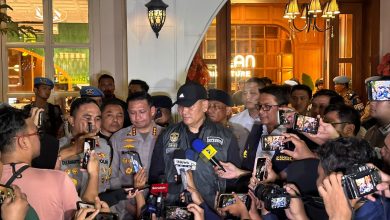 Photo of Polisi Temukan Brankas Berisi Valas Saat Geledah Kafe di Cipete
