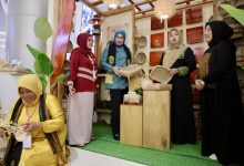 Photo of Pastikan Produk Kerajinan Diminati Pengunjung, Ketua Dekranasda Aceh Tinjau Stand Aceh di HUT Dekranas ke-46