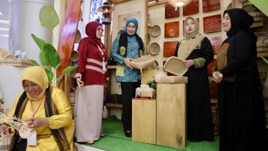 Photo of Pastikan Produk Kerajinan Diminati Pengunjung, Ketua Dekranasda Aceh Tinjau Stand Aceh di HUT Dekranas ke-46