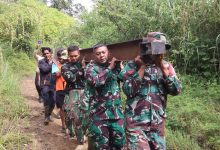 Photo of Menembus Medan Ekstrem, TNI Pikul Material Jembatan Demi Warga Pedalaman Gayo Lues