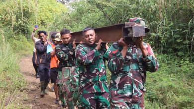 Photo of Menembus Medan Ekstrem, TNI Pikul Material Jembatan Demi Warga Pedalaman Gayo Lues
