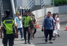 Photo of Satpam Deli Park Membantu Pengunjung Menyeberang Jalan Putri Hijau