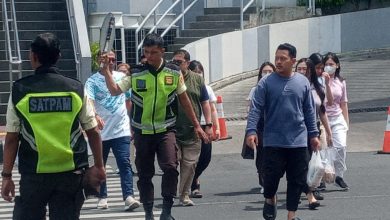 Photo of Satpam Deli Park Membantu Pengunjung Menyeberang Jalan Putri Hijau
