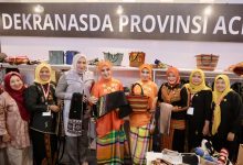 Photo of Ketua Harian Dekranas Beri Semangat “Aceh Bangkit” Saat Kunjungi Stand Dekranasda Aceh