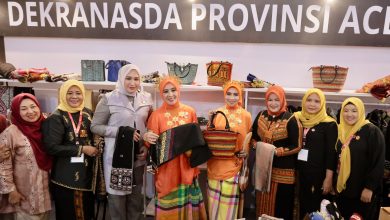 Photo of Ketua Harian Dekranas Beri Semangat “Aceh Bangkit” Saat Kunjungi Stand Dekranasda Aceh