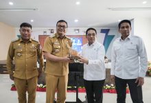 Photo of Wamenkes dan Wamendagri Tinjau Cathlab-Klinik Paru RSUD H Amri Tambunan, Bupati Komitmen Perkuat Layanan Kesehatan