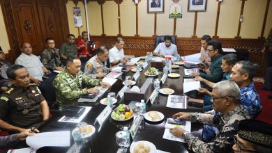 Photo of Kapolda Aceh Hadiri Rapat Forkopimda Aceh, Perkuat Sinergi Jaga Stabilitas Daerah