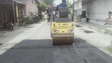 Photo of Jalan Berlubang di Kecamatan Beringin Diaspal, Dinas SDABMBK Deli Serdang Lakukan Pemeliharaan Rutin