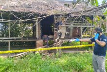 Photo of Polisi Pasang Police Line di Bekas Kandang Lembu, Pria Lansia Ditemukan Meninggal Dunia di Pondok Desa Sena