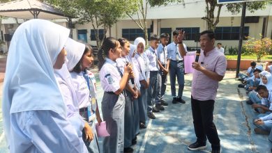 Photo of Ketua Lembaga Perlindungan Anak Bekali Ratusan Siswa SMA Negeri 1 Lubuk Pakam Menjadi “Pahlawan Digital” dalam MPLS