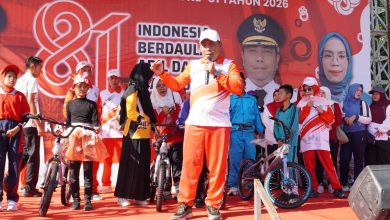 Photo of Wakil Bupati Lepas Gerak Jalan Beregu Semarak HUT Ke-81 Kemerdekaan RI