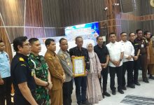 Photo of Kapolda Aceh Berikan Penghargaan Atas Jasa Almarhum Pratu Galuh Nugraha