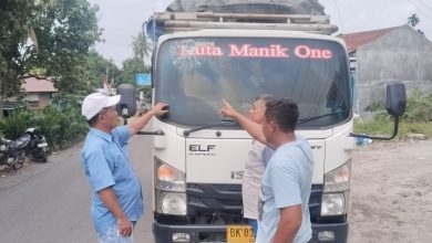 Photo of Kaca Depan Dump Truk Dilempar OTK Pemilik.Lapor ke Polsek Talun Kenas