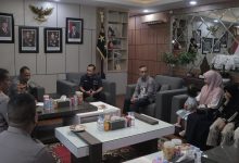 Photo of Kapolda Aceh Serahkan Jaminan Kecelakaan Kerja Kepada Keluarga Alm. Bripka Kurniadi