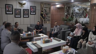 Photo of Kapolda Aceh Serahkan Jaminan Kecelakaan Kerja Kepada Keluarga Alm. Bripka Kurniadi