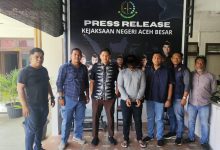 Photo of Polsek Mesjid Raya Polresta Banda Aceh Serahkan Tersangka Kasus Pengancaman dan Pemerasan di Bukit Lamreh ke Kejari Aceh Besar