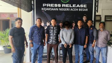 Photo of Polsek Mesjid Raya Polresta Banda Aceh Serahkan Tersangka Kasus Pengancaman dan Pemerasan di Bukit Lamreh ke Kejari Aceh Besar