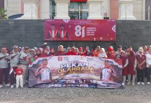 Photo of Ketua Pengadilan Tinggi dan Istri Berbaur Bersama Warga PT BNA Ikut Gerak Jalan Santai