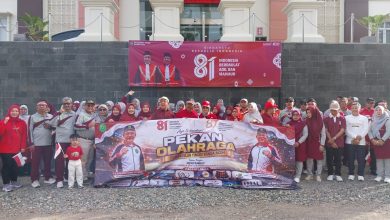 Photo of Ketua Pengadilan Tinggi dan Istri Berbaur Bersama Warga PT BNA Ikut Gerak Jalan Santai