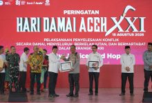 Photo of Hadiri Opening Ceremony HDA Ke-21, Kapolda Aceh Terima Penghargaan dari Gubernur