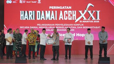 Photo of Hadiri Opening Ceremony HDA Ke-21, Kapolda Aceh Terima Penghargaan dari Gubernur