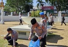 Photo of Zikir dan Doa Peringatan HDA di Masjid Raya Baiturrahman Berakhir Ricuh, Polisi Bersihkan Sampah
