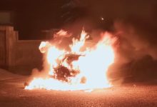 Photo of Mobil Fortuner Terbakar di Lamlagang Ditengah Kemacetan Jalan, Polsek Banda Raya Hubungi Pemadam Kebakaran