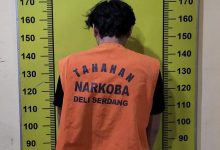 Photo of Kompak Berantas Narkoba, Warga Bersama Polisi Amankan Terduga BD Sabu di Tiga Juhar