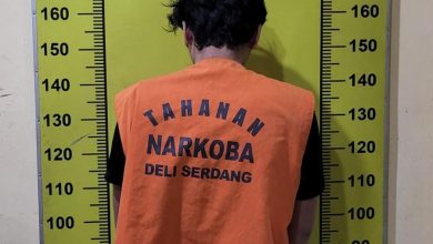 Photo of Kompak Berantas Narkoba, Warga Bersama Polisi Amankan Terduga BD Sabu di Tiga Juhar