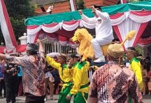 Photo of Meriahkan HUT RI Ke- 81, Paguyuban Warga Sunda Tandu Bupati Karo Menaiki Singa Keliling Podium Utama