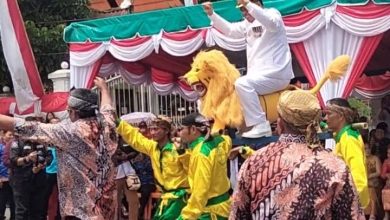 Photo of Meriahkan HUT RI Ke- 81, Paguyuban Warga Sunda Tandu Bupati Karo Menaiki Singa Keliling Podium Utama