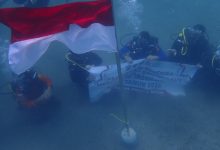 Photo of HUT Ke-81 RI, Polairud Polda Aceh Kibarkan Bendera Merah Putih di Dasar Laut Krueng Raya