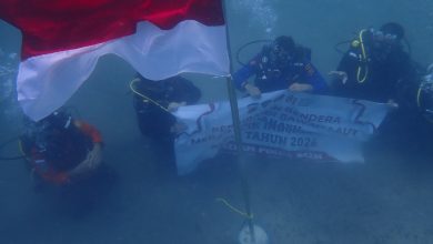 Photo of HUT Ke-81 RI, Polairud Polda Aceh Kibarkan Bendera Merah Putih di Dasar Laut Krueng Raya