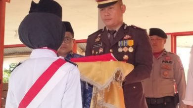 Photo of Kapolsek Dua Koto Pimpin Upacara Penurunan Bendera HUT ke-81 Kemerdekaan RI