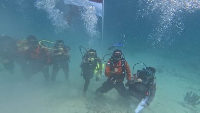 Photo of Personel Polres Simeulue Kibarkan Bendera Merah Putih di Bawah Laut pada Hari Kemerdekaan