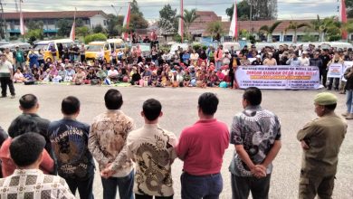 Photo of Demo Kantor Bupati Karo, Warga Desa Semangat Gunung Desak Percepatan Perbaikan Jalan, Bersihkan Pungli