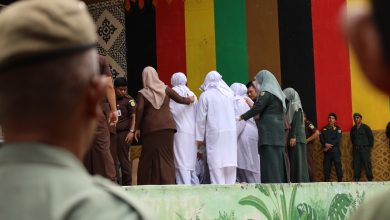 Photo of Melanggar Syariat Islam, Kejaksaan Negeri Banda Aceh Eksekusi Hukum Cambuk Terpidana Jarimah Zina, Jarimah Khalwat dan Jarimah Khamar di Taman Bustanussalatin Banda Aceh