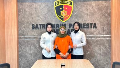 Photo of Rasa Dibayang-bayangi Pengejaran Polisi, Wanita Terduga Pelaku Pencurian Emas Serahkan Diri ke Polresta Banda Aceh