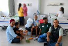 Photo of Ketua LPA Deli Serdang Jenguk Anak Korban Kekerasan Asal Dairi di RS Haji Medan