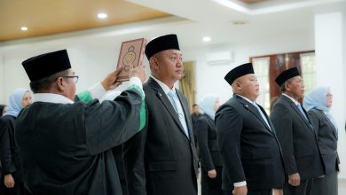 Photo of 17 Pejabat Pemkab Deli Serdang Dilantik, Wabup Lom Lom: Jangan Bekerja Sendiri-Sendiri