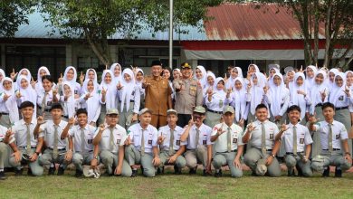 Photo of Kapolres Langkat Jadi Pembina Upacara di SMA N 1 Stabat, Berikan Motivasi dan Edukasi Kamtibmas kepada Pelajar