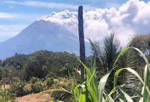 Photo of Gunung Sinabung Erupsi, Empat Kecamatan Terdampak Abu Vulkanik, Pemkab Karo Bagikan Masker dan Warga Diminta Jangan Panik