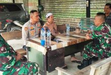 Photo of Sinergi TNI-Polri, Kapolsek Idi Tunong Bersama Danramil Sambangi Warga Perkuat Sinergitas dengan Masyarakat
