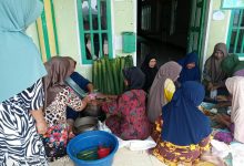 Photo of Semarak Maulid Nabi di Kampung Silang Empat, Panitia dan Ibu-Ibu Siapkan Hidangan Penuh Berkah