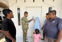 Photo of Senyum Katratunida, Guru Ngaji di Aceh Utara Terima Rumah Baru dari TNI