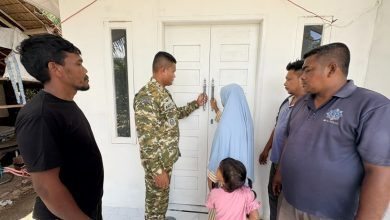Photo of Senyum Katratunida, Guru Ngaji di Aceh Utara Terima Rumah Baru dari TNI