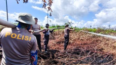Photo of Polisi di Aceh Barat Berjibaku Padamkan Karhutla