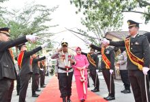 Photo of AKBP Aris Cai Dwi Susanto Disambut Tradisi Pedang Pora, Resmi Pimpin Polres Aceh Timur